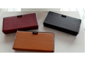 disponible en cuero Burdeos o Marrón y en Nailon Rojo o Púrpura