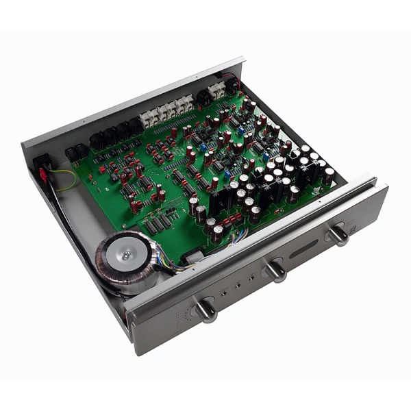 Primare PRE30 Preamplificador estereo. Entradas y salidas RCA/XLR. Mando a dista
